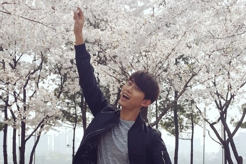 2PMテギョン、満開の桜とともにパチリ! ちょっぴり浮かれた春爛漫ショット公開