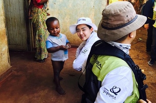 ムン・グニョン、アフリカ・マラウイでボランティア「明るい笑顔を守ってください」