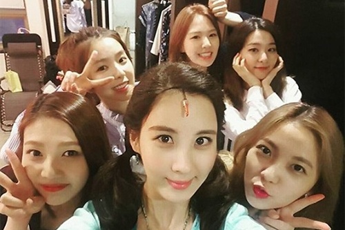 ガールズグループ「レッド・ベルベット」（Red Velvet）が少女時代のソヒョンを応援するためにミュージカル『マンマ・ミーア！』の公演会場を訪れた。写真：ソヒョンのインスタグラム