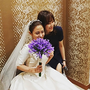 女優ソ・ヒョンジンが女友達パク・ヒボンの結婚式に出席し、その厚い友情が目を引いた。