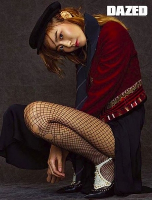 女優で歌手のユイのミリタリーファッションによるグラビアが公開されて目を引いた。写真：DAZED Korea