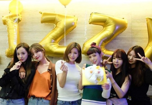女性アイドルグループAFTERSCHOOLのメンバーたちが、リジの誕生祝いのために集結した。写真：ジョンアのインスタグラム