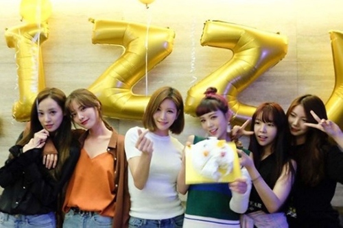女性アイドルグループAFTERSCHOOLのメンバーたちが、リジの誕生祝いのために集結した。写真：ジョンアのインスタグラム