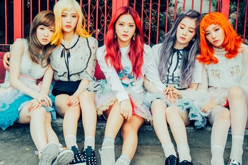女性アイドルグループRed Velvetが、旧盆の連休中にコント形式のPV『AN SML DIGITAL SHORT』を電撃公開する。写真：SMエンターテインメント