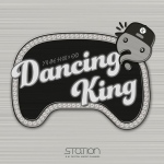 韓国の国民的MC、ユ・ジェソクと世界的に人気を博しているEXO(SMエンターテインメント所属)による新曲「Dnacing King」が7つの音楽配信チャートで1位を占め、話題になっている。写真：SMエンターテイメント