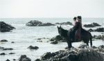 『麗＜レイ＞～花萌ゆる8人の皇子たち～』のイ・ジュンギが危険を冒して皇宮脱出を敢行し、IUを馬に乗せて海辺にたどり着く姿が公開された。[写真]SBS提供