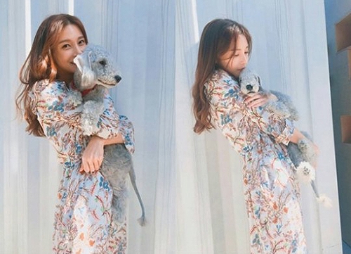 女優チャ・イェリョンが笑顔で子犬を抱いている姿に注目が集まっている。写真：チャ・イェリョンのインスタグラム