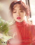 春を呼ぶ女優チョン・ウヒのグラビアが公開され、注目を集めている。写真：VOGUE Korea