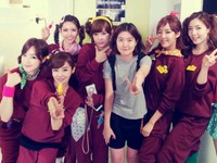 韓国の7人組ガールズクループ「T-ara」(ティアラ)と、女優シム・ウンギョンが楽屋での親密な姿を見せた。写真=ヒョミンのツイッターより