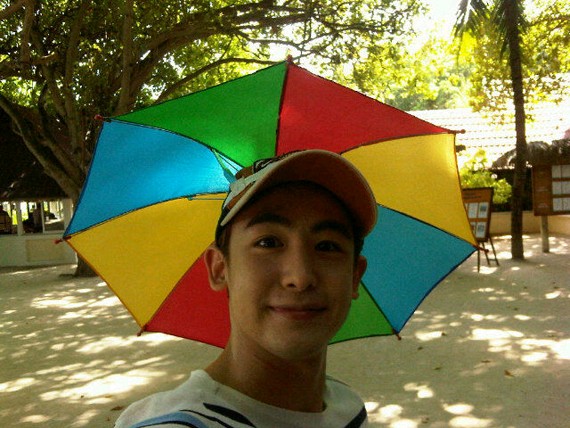 韓国の人気男性アイドルグループ「2PM」のメンバー、ニックンが29日、自身のツイッターに「You can stay under my umbrella ella ella~? The cool No-Hand one」というコメントと共にコミカルな自分撮り写真を投稿した。写真：ニックンのツイッター