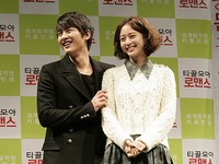 韓国映画『ちりも積もればロマンス』の製作発表会が19日午前、ソウル狎鴎亭のCGVで行われ、女優ハン・イェスルと俳優ソン・ジュンギが参加した。