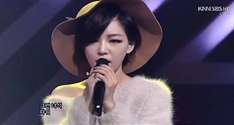 韓国女性4人組歌手グループ「Brown Eyed Girls」（ブラウン・アイド・ガールズ）が、新曲「クレンジング・クリーム」で清純な姿を披露し、再び視線を集めている。写真＝韓国SBSキャプチャー