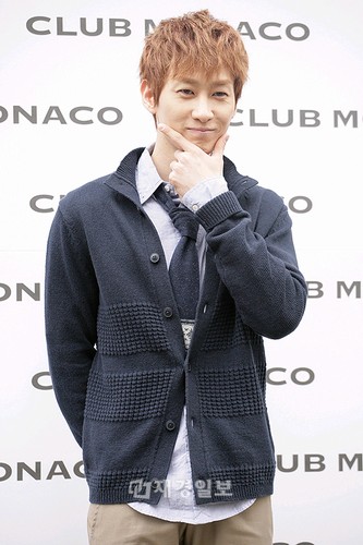 クラブモナコ(Club Monaco)の 2012 S/Sプレゼンテーションが 28日、ソウルのクラブMOWで行われた。