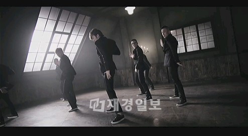 キム・ヒョンジュン（SS501のマンネ）が新曲『Sorry I'm Sorry』のMVティーザー映像を通してカリスマ溢れる男性美を誇示、視線を集中させている。
