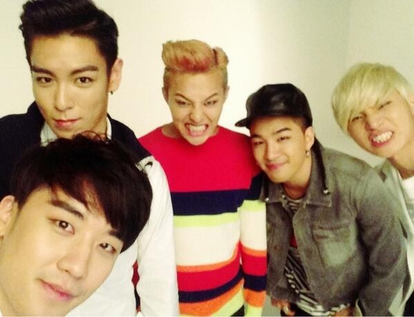 BIGBANGの日常生活を収めた写真がFacebookページで公開された。