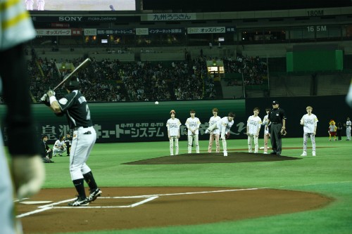 始球式でボールを投げるエル（C）SoftBank HAWKS